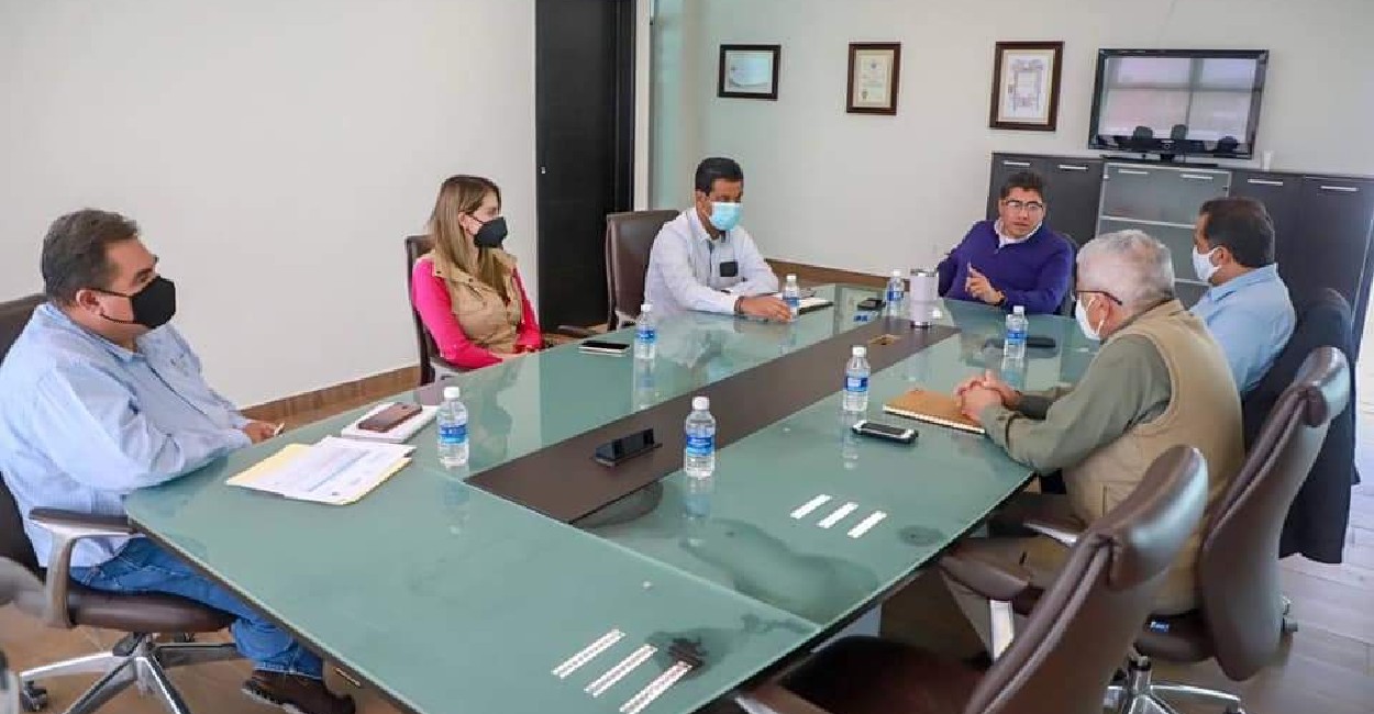 Saúl Monreal Ávila en reunión con representantes de Conagua. | Foto: Marcela Espino.