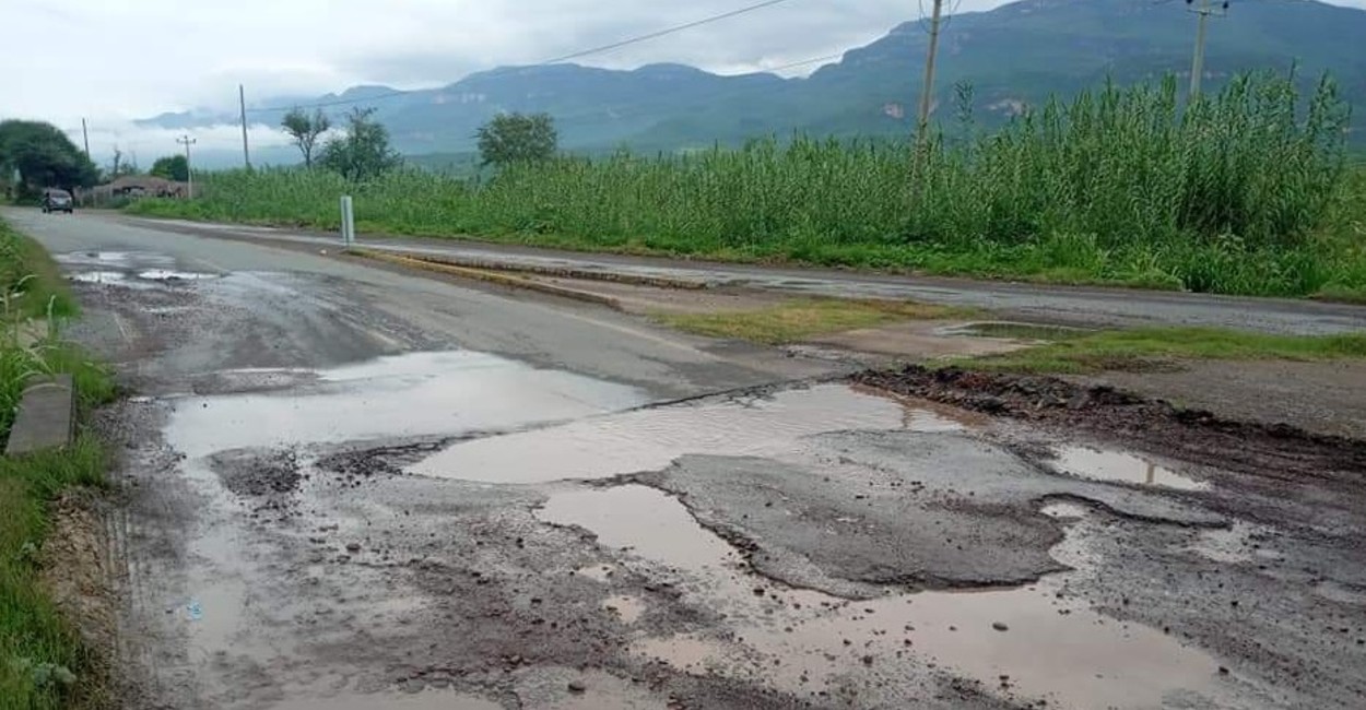 Las carreteras de Apozol y la glorieta de la carretera 54 están en mal estado. |Foto: Cortesía. 