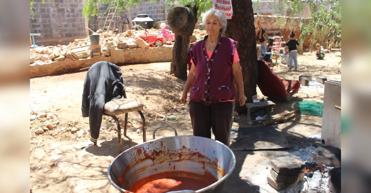 Doña Pascuala lleva más de cuatro décadas haciendo reliquia. | Fotos: Ángel Martínez.