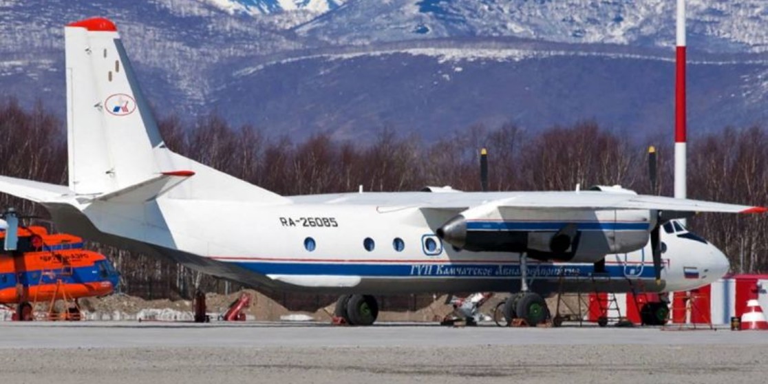 La aeronave, un modelo AN-26 de la aerolínea Kamchatka Aviation Enterprise, se estrelló contra un acantilado.
