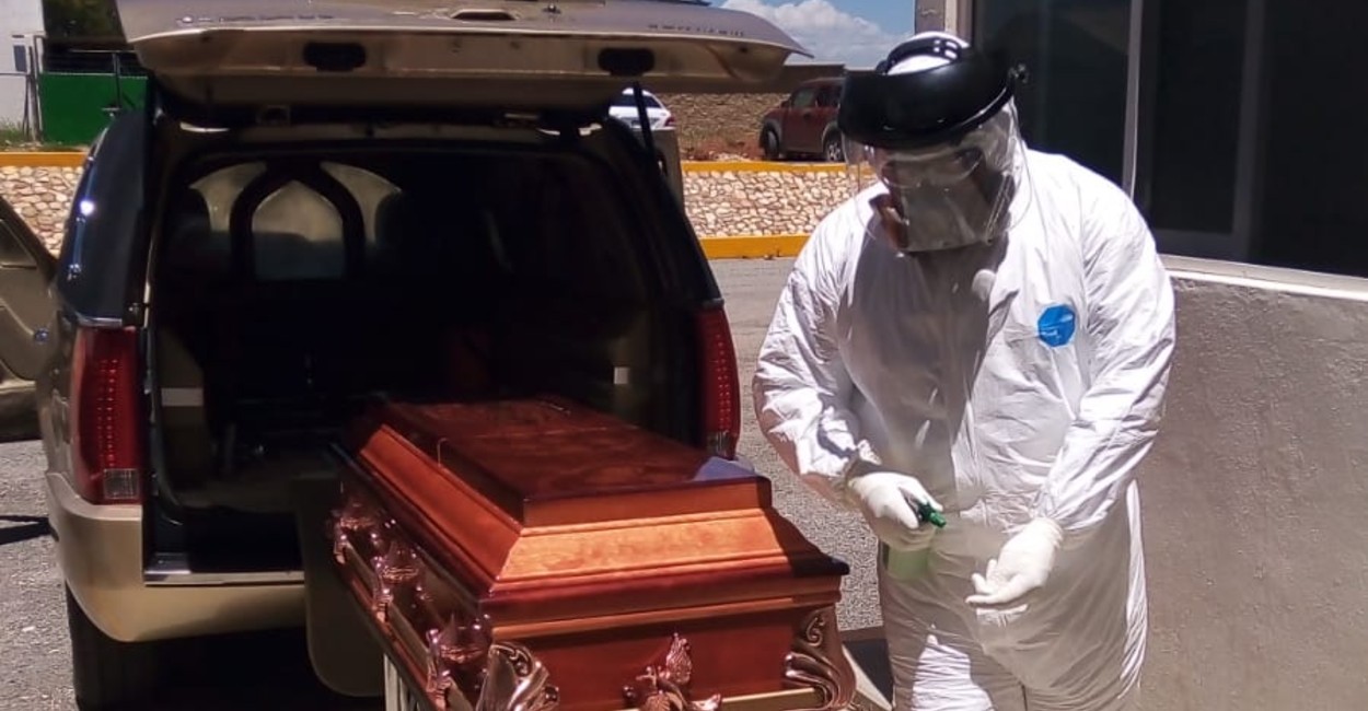 Contraviniendo las medidas sanitarias, los trabajadores de algunas funerarias brindan servicios fúnebres a fallecido por Covid |Foto: Cortesía. 