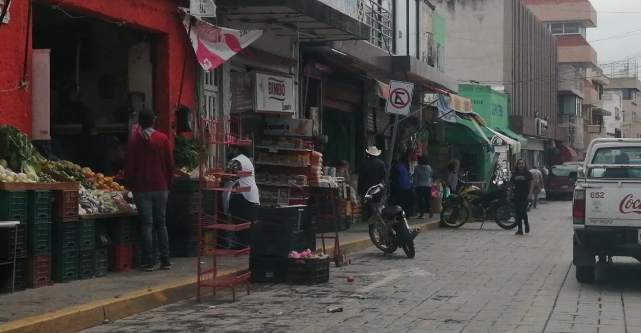 Los comerciantes colocan mercancías y objetos en los espacios de estacionamientos. | Foto: Marcela Espino.