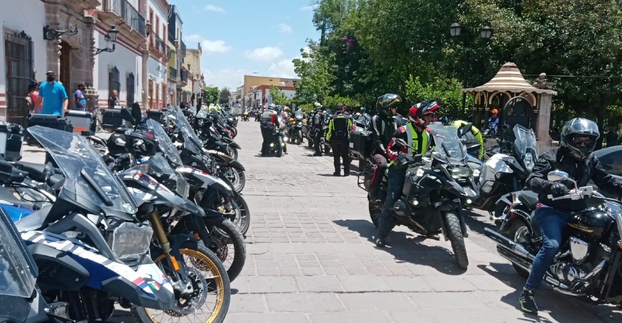 El grupo de motociclistas realiza labores altruistas en su paso. | Foto: Silvia Vanegas.