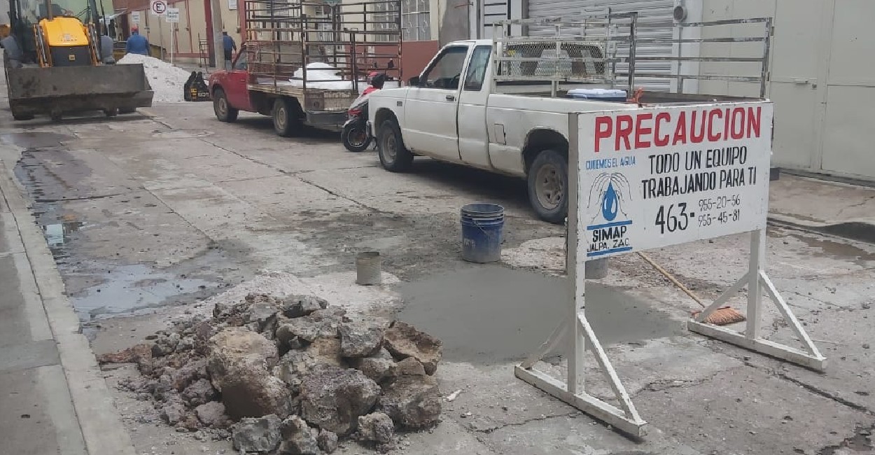 Los taponamientos de la red de drenaje se deben a la gran cantidad de basura. | Foto: Rocío Ramírez.