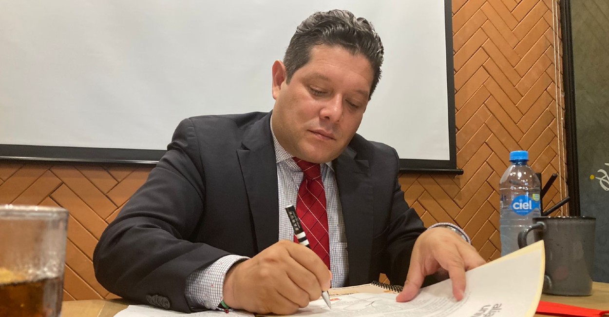Xerardo Ramírez firmó el pacto universitario. 