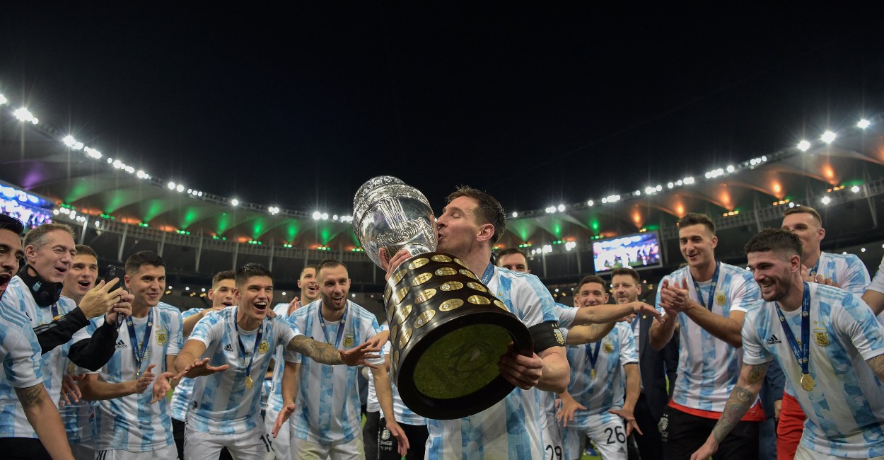Por fin, Lionel Messi logró alzar la Copa América. | Foto: Twitter @CopaAmérica.