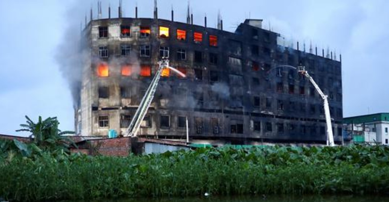 La fábrica permaneció más de 24 horas en llamas. | Foto: Reuters.