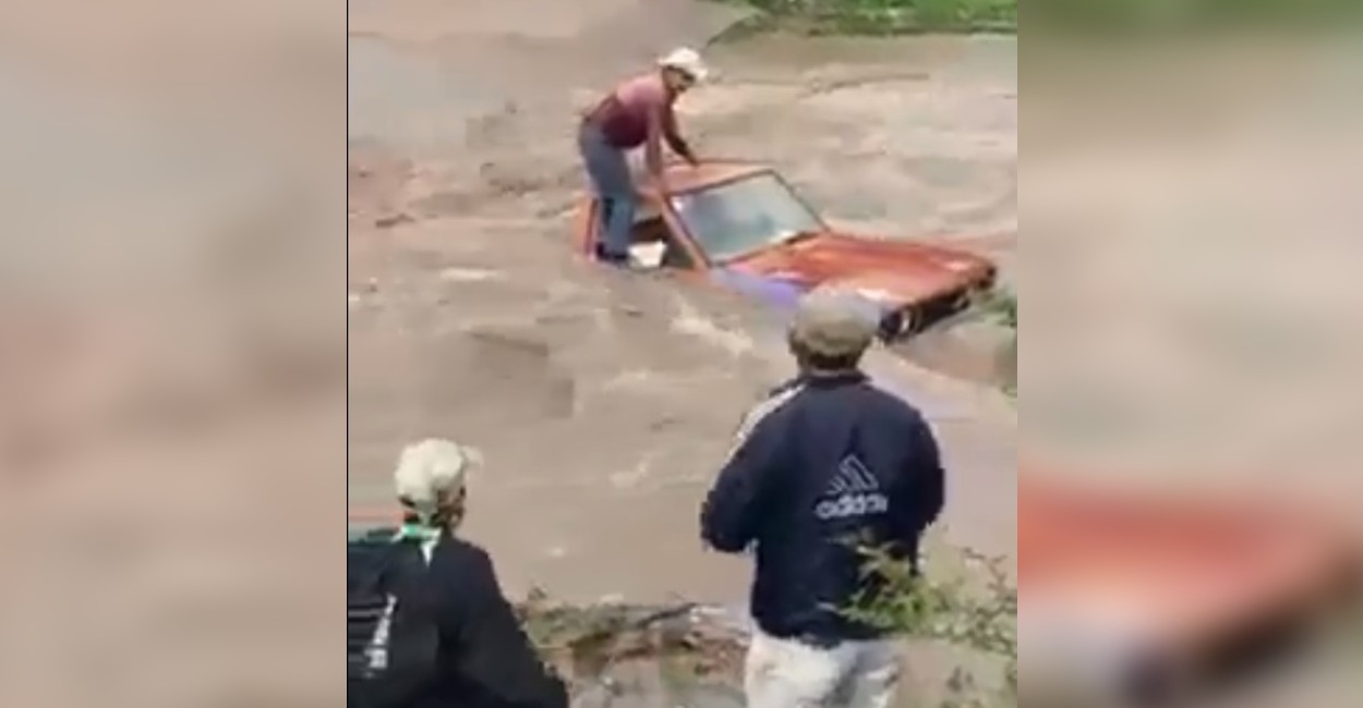 Los vecinos del Arroyo del Tigre ayudaron a Serapio a salir del agua. / Foto: Cortesía