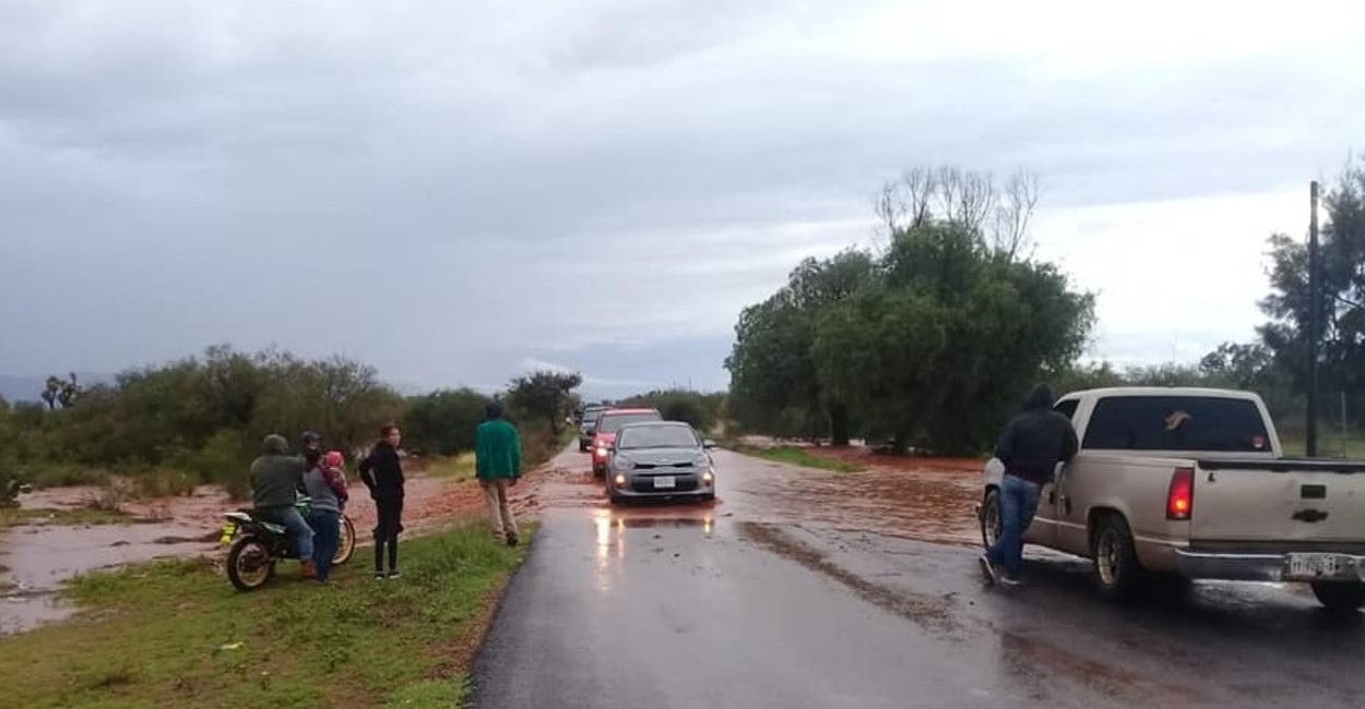 Las lluvias han causado que una corriente de agua pase por la carretera. / Foto: Cortesía