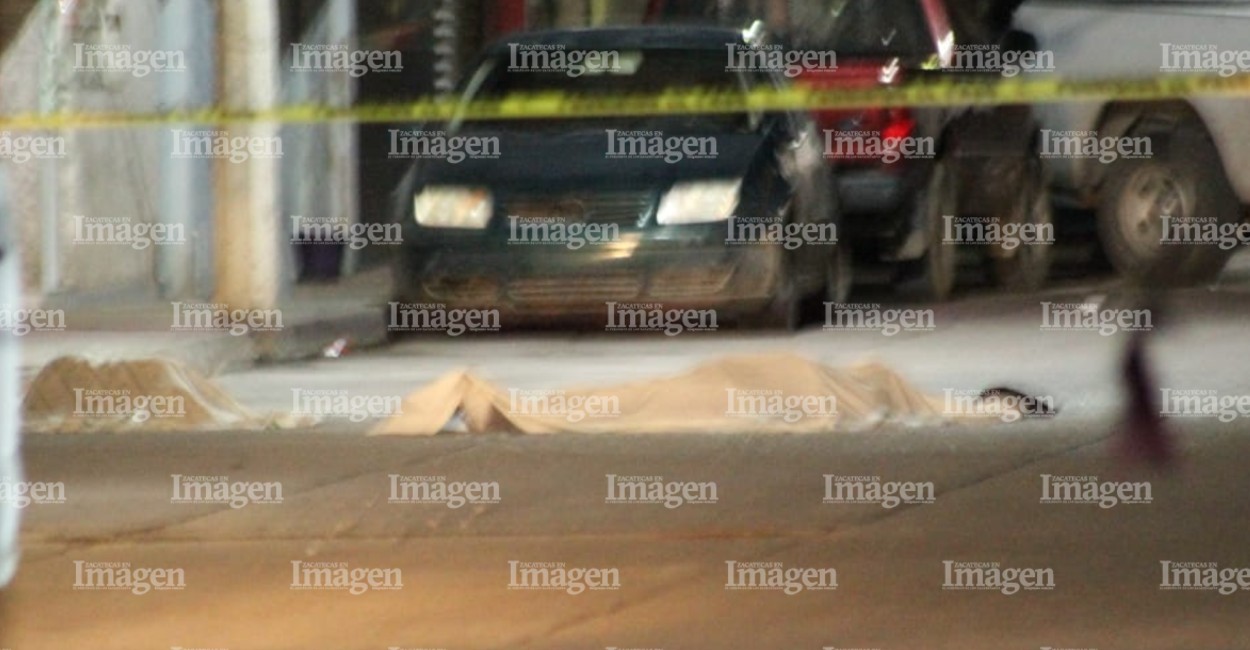 El cuerpo de las víctimas quedaron a la mitad de la calle Roberto Fierro. / Foto: Imagen