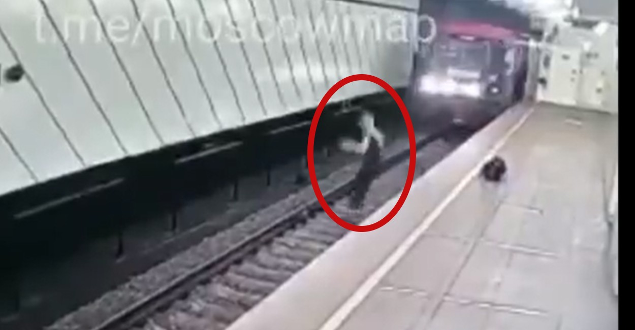 El hombre saltó segundos antes de que pasara el tren. | Foto: captura de pantalla. 
