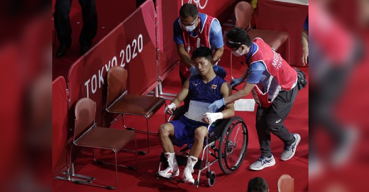 Ryomei Tanaka tuvo que salir en silla de ruedas del cuadrilátero de la arena Kokugikan tras su pelea con el colombiano Ryomei Tanaka. / Foto: Cortesía