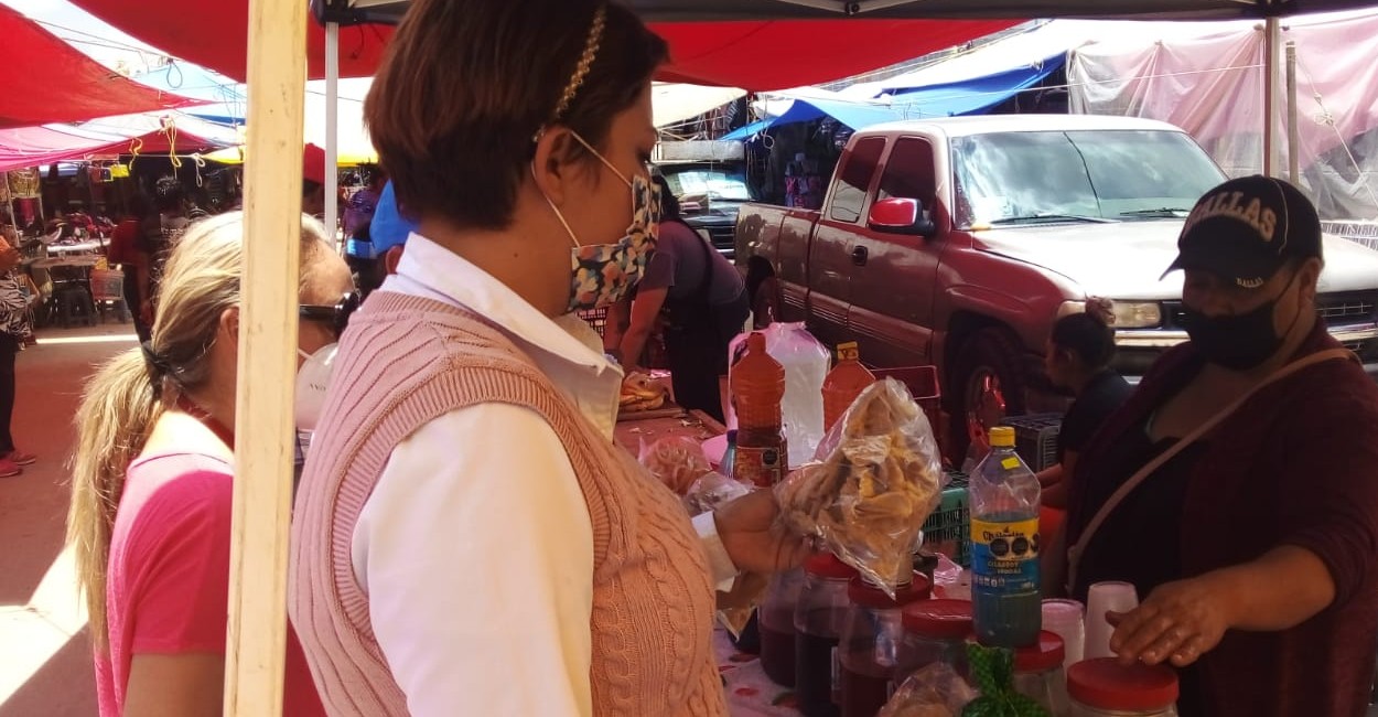Ya fueron sancionados 25 vendedores por tener practicas insalubres al ofrecer alimentos. | Foto: Marcela Espino.