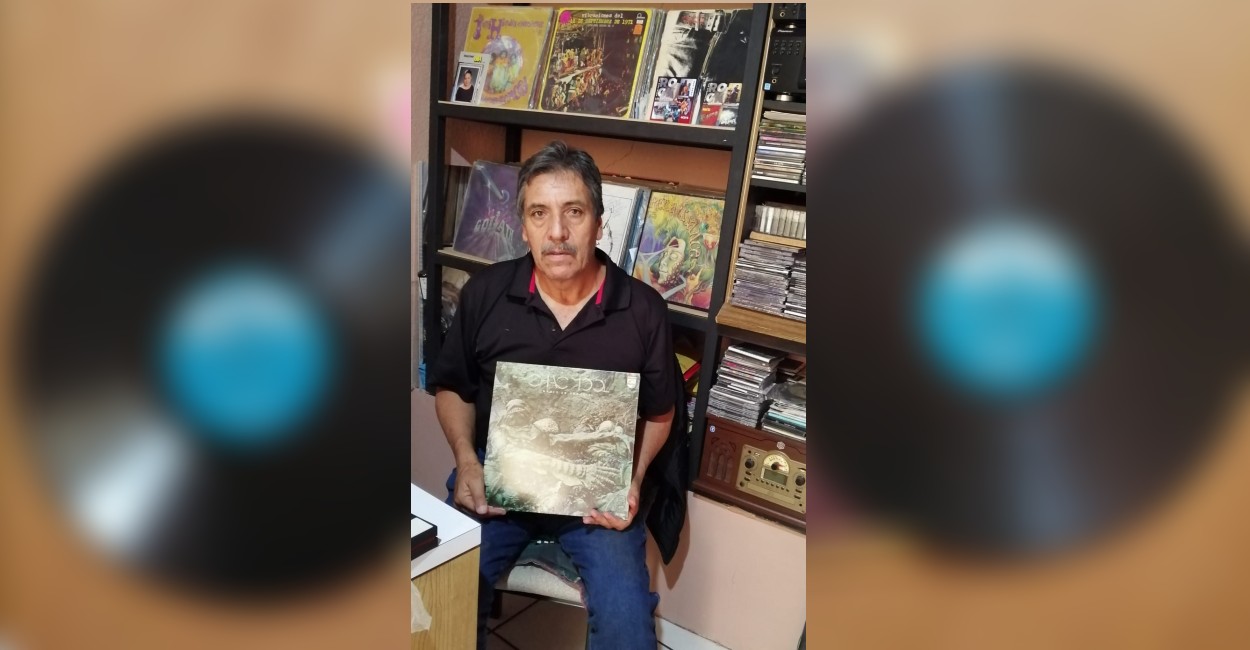 Jaime Flores Guardado es coleccionista de discos y experto en historia del Rock en México. / Foto: Rafael de Santiago