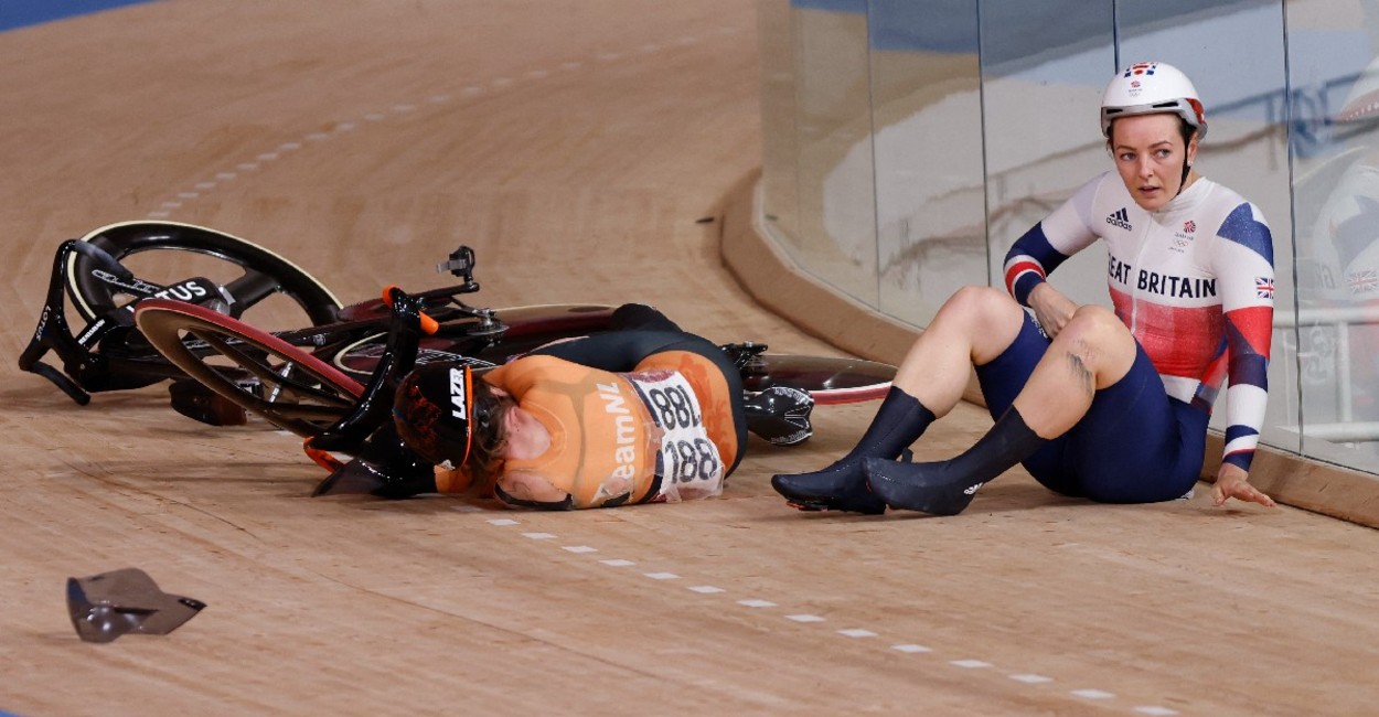 Laurine van Riessen tuvo un contacto con una de las ruedas de la británica Katy Marchant en la prueba y terminaron en el suelo. / Foto: Cortesía
