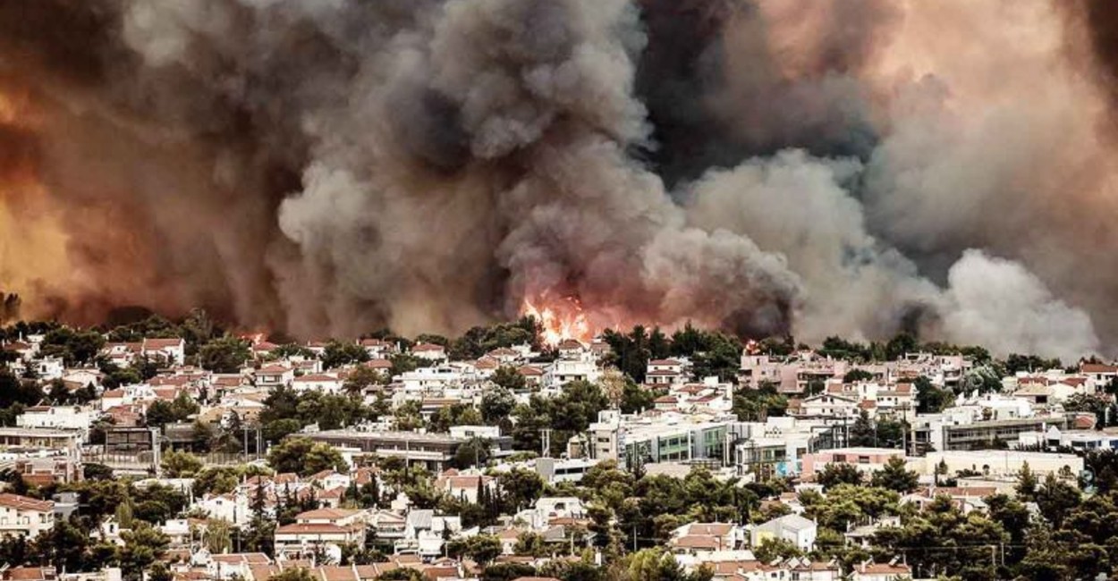 El humo y la ceniza se extendió a lo largo de la ciudad de Tatoi, a 20 kilómetros de Atenas. / Foto: AFP