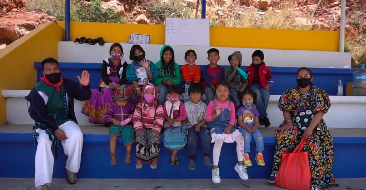 Los niños wixárikas reciben clases en las instalaciones de la UAA.