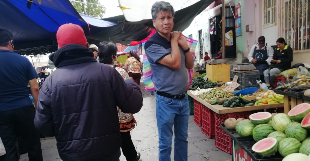 Algunos de los clientes no portan el cubrebocas al ingresar al tianguis. | Foto: Rafael de Santiago.