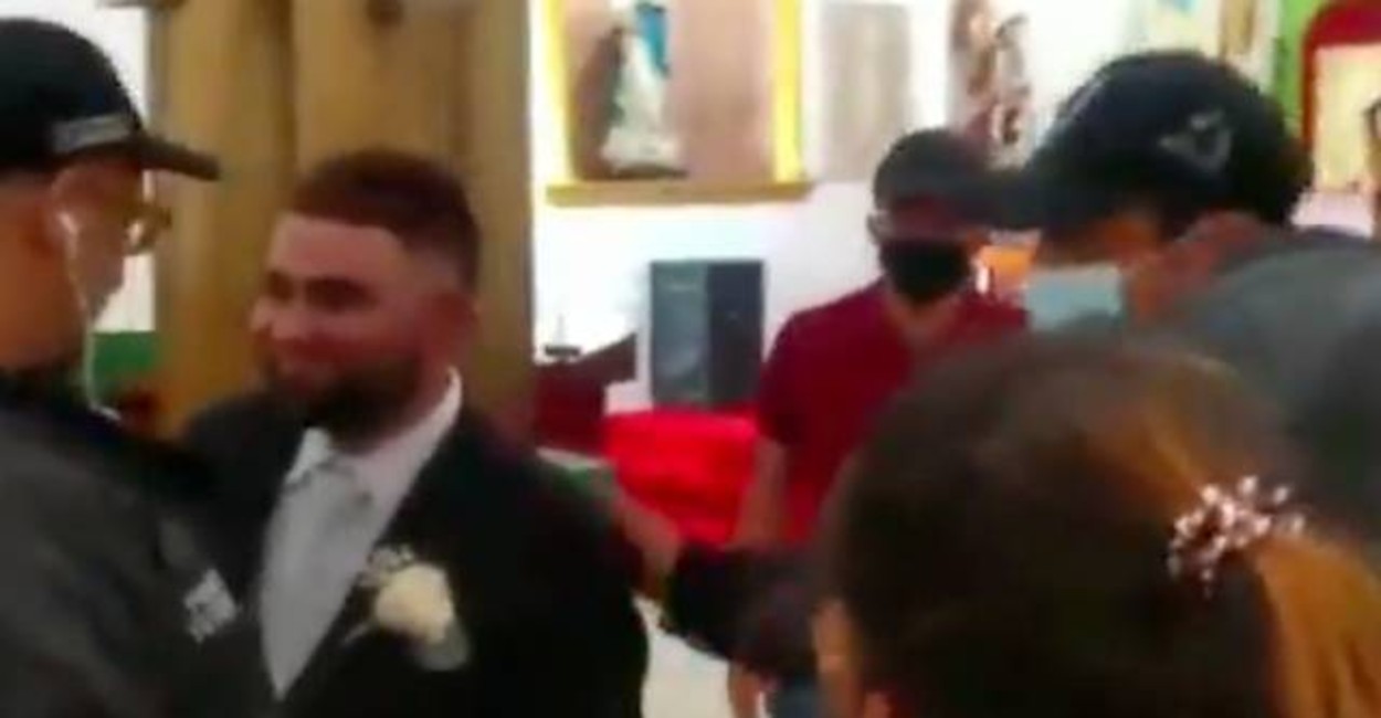 Apenas comenzaba la boda cuando lo aprehendieron. | Foto: captura de video