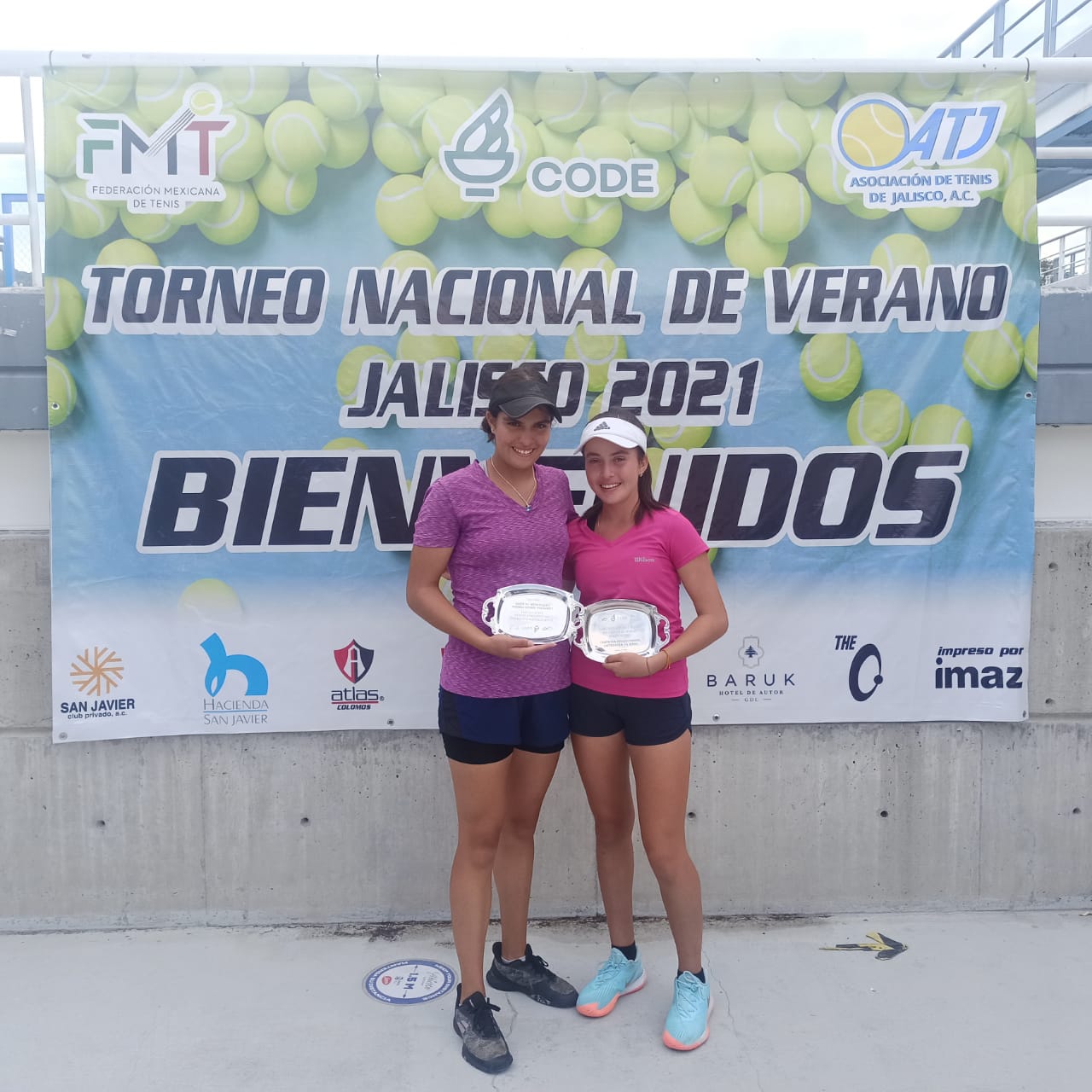 La joven de 14 años Sandra Isabela Arguelles Pérez, al lado de la chiapaneca Marianne Ángel González se llevaron el título Nacional en dobles femenil.