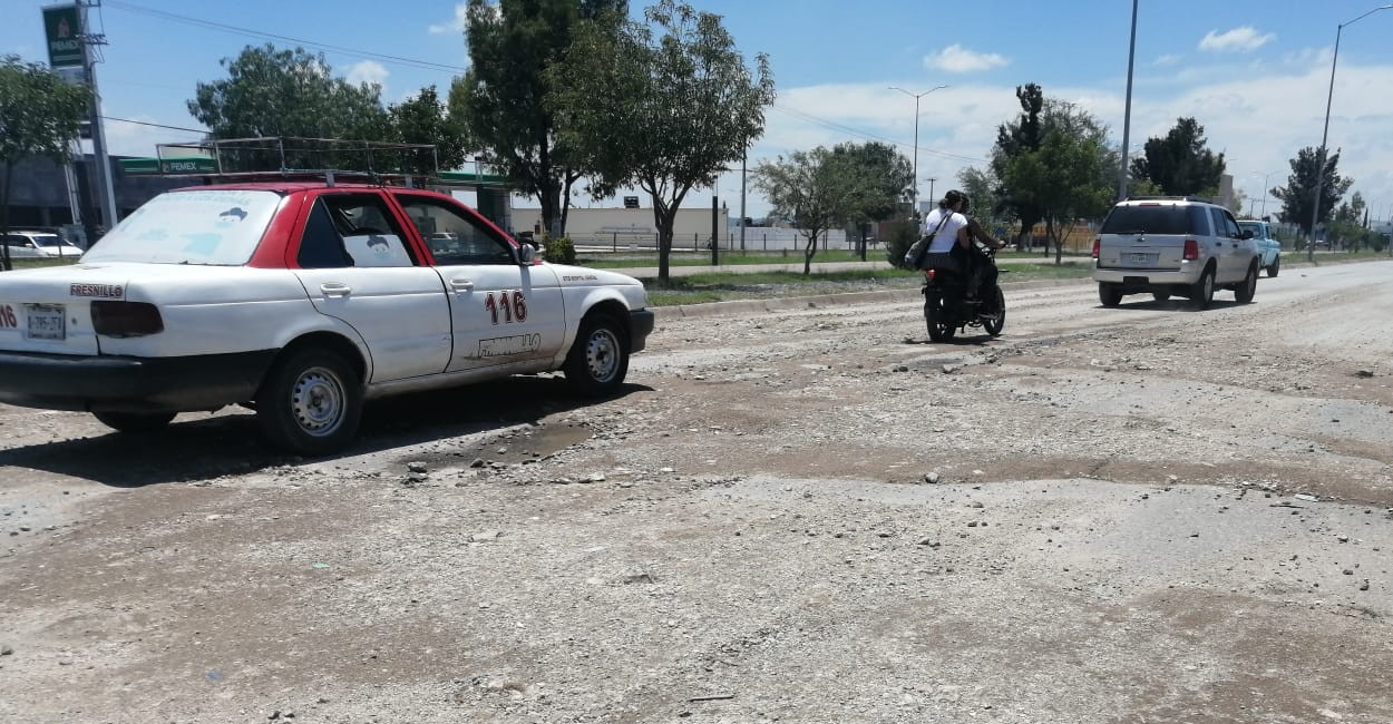 El asfalto no tarda en presentar daños por la cantidad de piedras que quedaron en la superficie. | Foto: Marcela Espino.