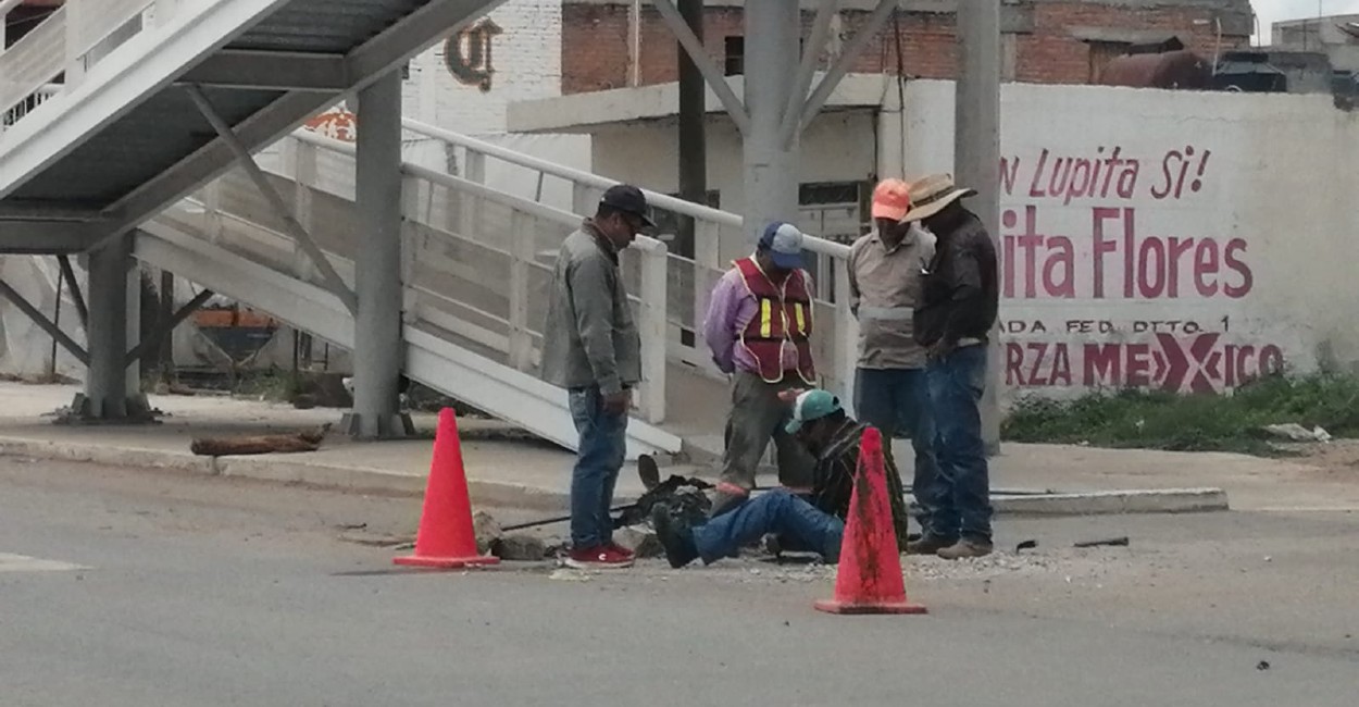 Trabajadores del gobierno local debieron abrir el asfalto. | Foto: Marcela Espino.
