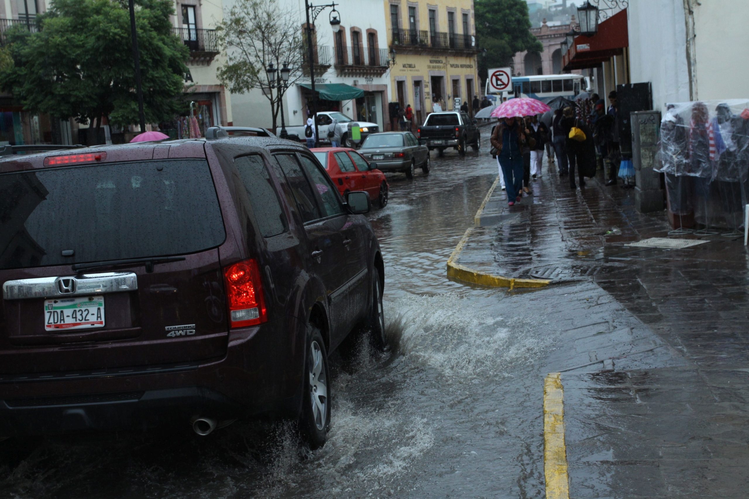 Para circular en tiempos de lluvia, es importante tener el vehículo en buenas condiciones. | Foto: Imagen.