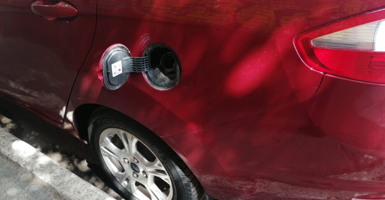 A un sedán rojo de modelo reciente, ya faltaba el tapón de la gasolina. | Foto: Marcela Espino.