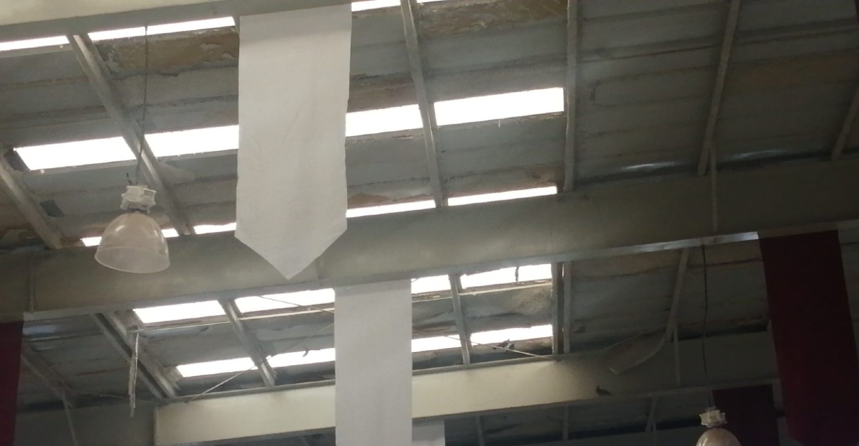 El falso plafón del techo cayó en algunos espacios. | Foto: Marcela Espino.