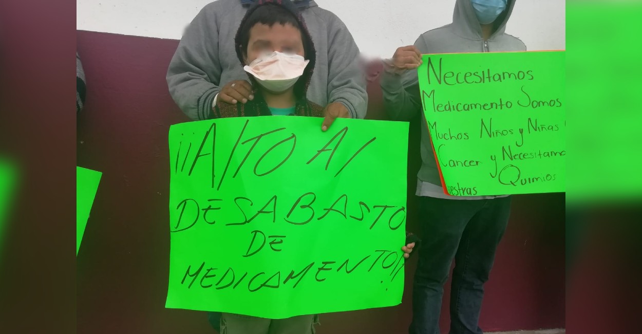 Junto a sus hijo exigieron el abasto de medicamentos. | Fotos: Rafael de Santiago.