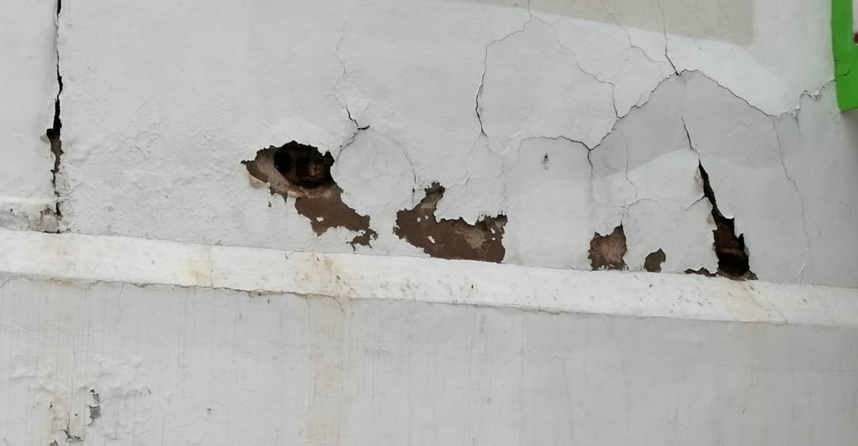 Las autoridades escolares temen que por los daños en el muro ocurra un grave accidente. / Foto: Marcela Espino