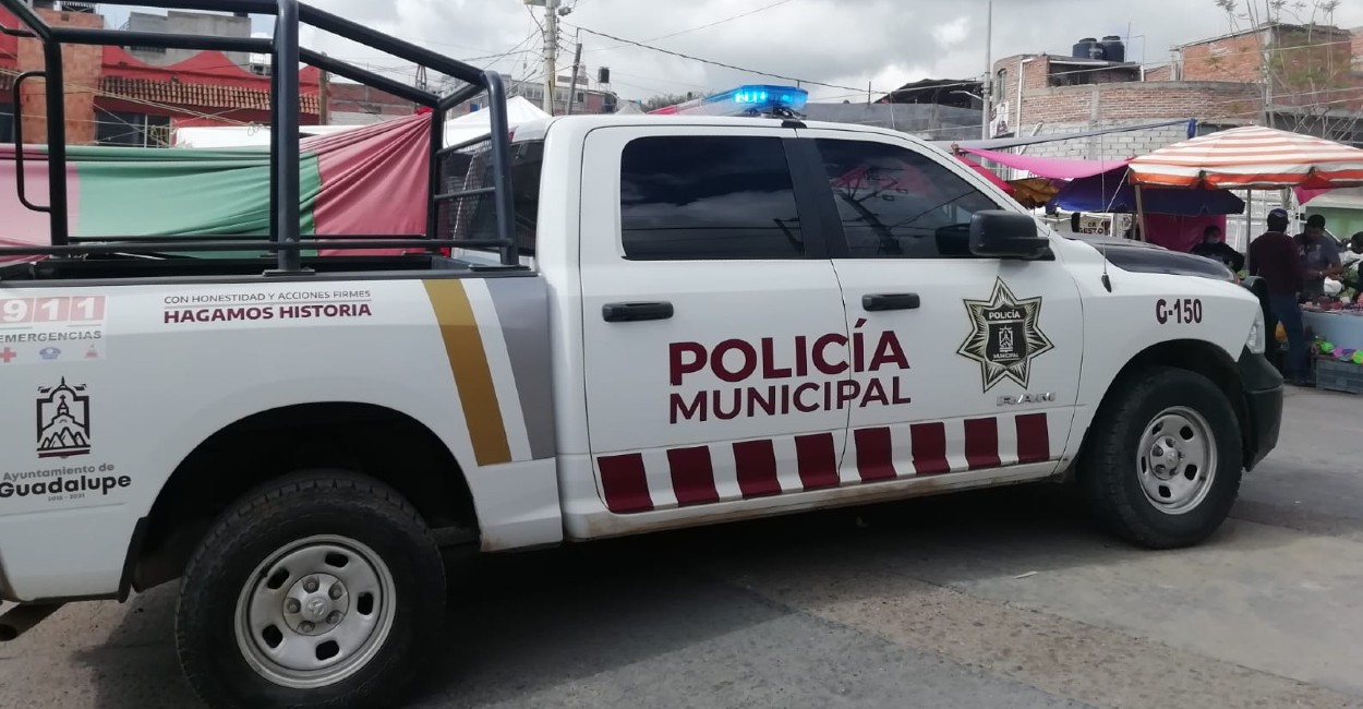 La policía mantiene la vigilancia en el tianguis. | Foto: Rafael de Santiago.
