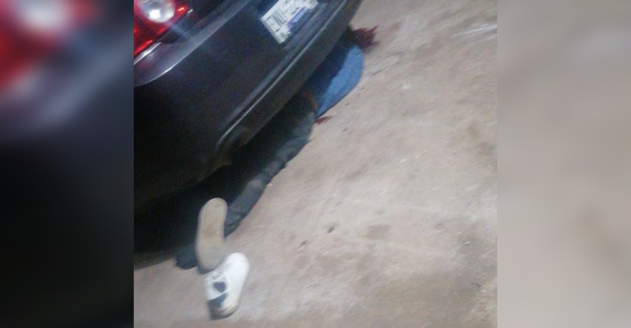 El hombre se escondió debajo de un automóvil Chevrolet Malibú color azul. | Foto: cortesía