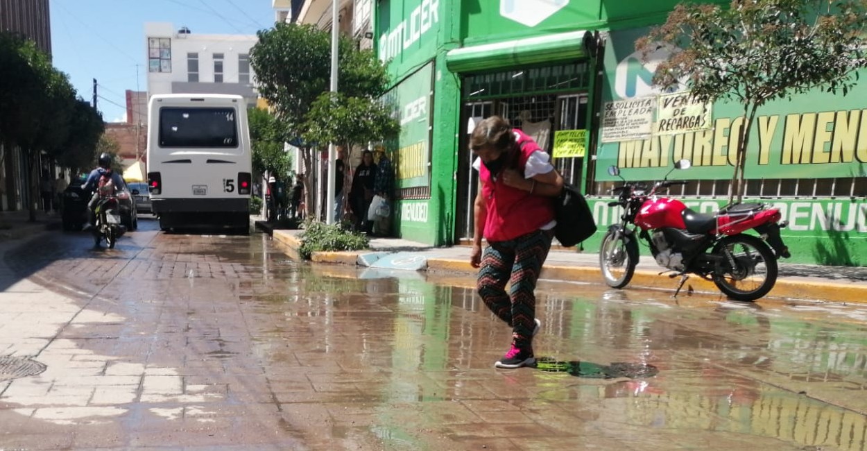 Los malos olores aumentaron y permanecieron en las calles luego de las lluvias. | Foto: Marcela Espino.