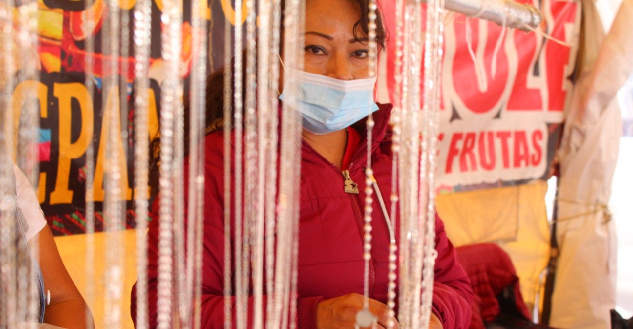 Jessica tienen 20 años vendiendo joyería. | Fotos: Carlos Montoya.