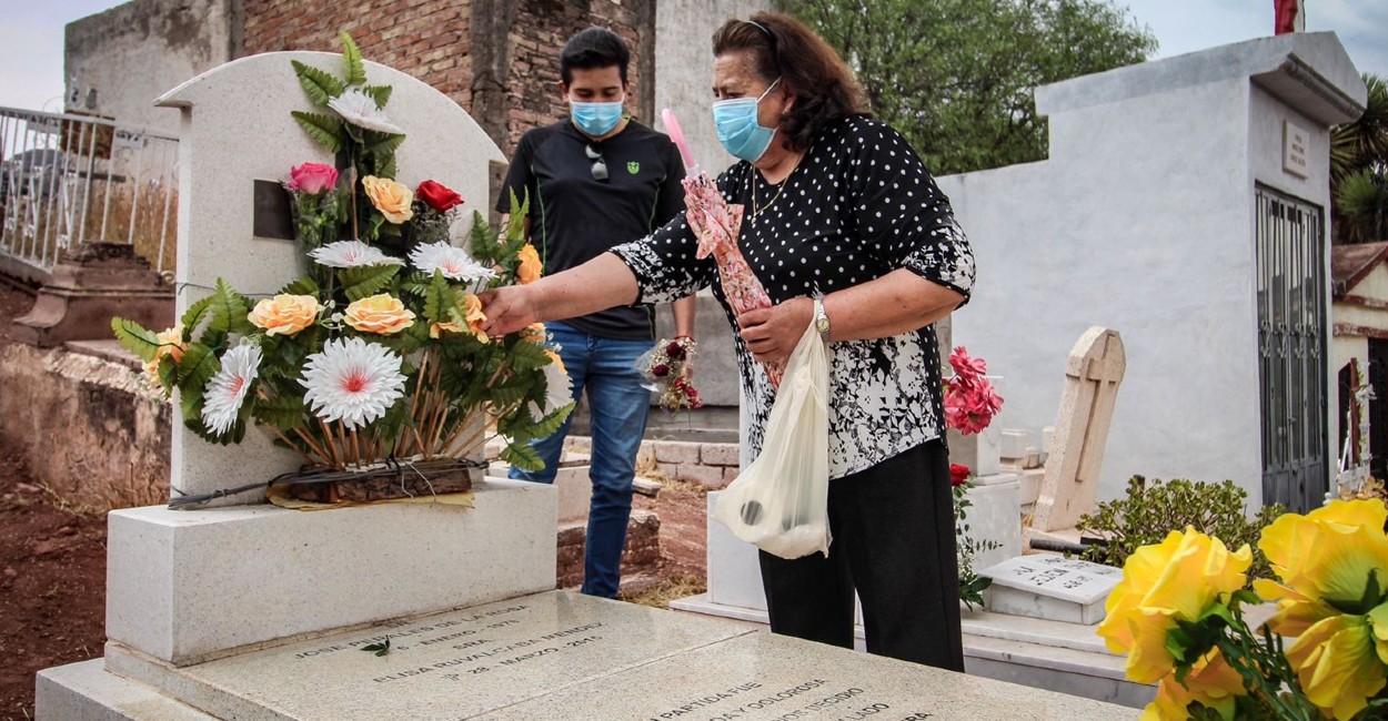 Las familias visitan a sus muertos para decir, de forma simbólica, que aún los recuerdan. / Foto: Imagen