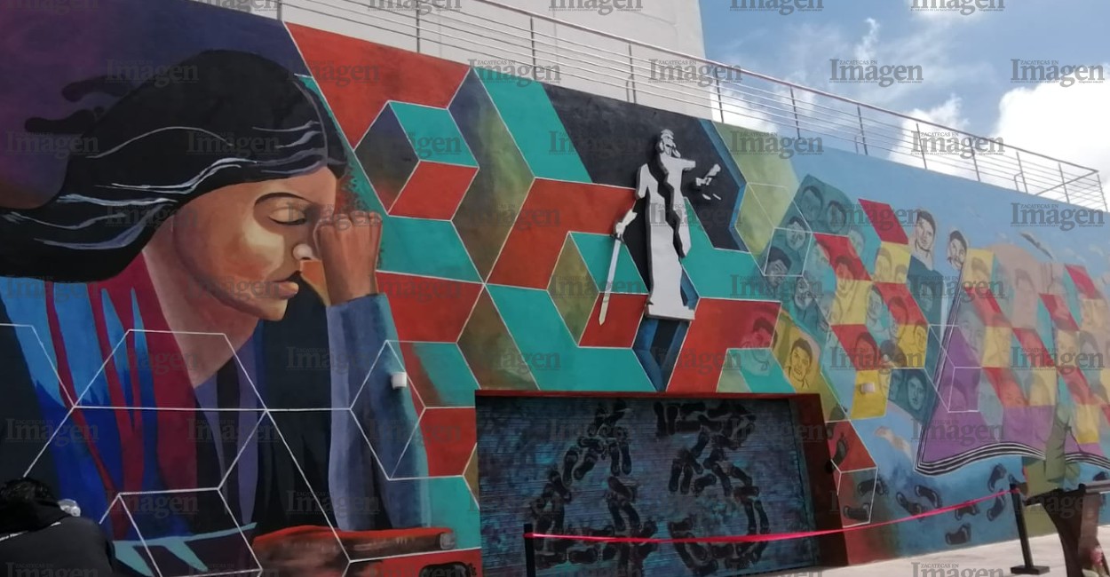 El mural tiene una figura femenina en homenaje a los familiares de personas desaparecidas. / Foto: Manuel Medina