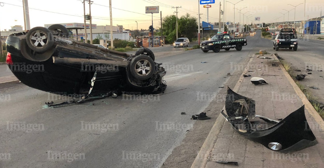 Se trató de un vehículo Volkswagen, Pontiac, negro. | Foto: Imagen de Zacatecas.