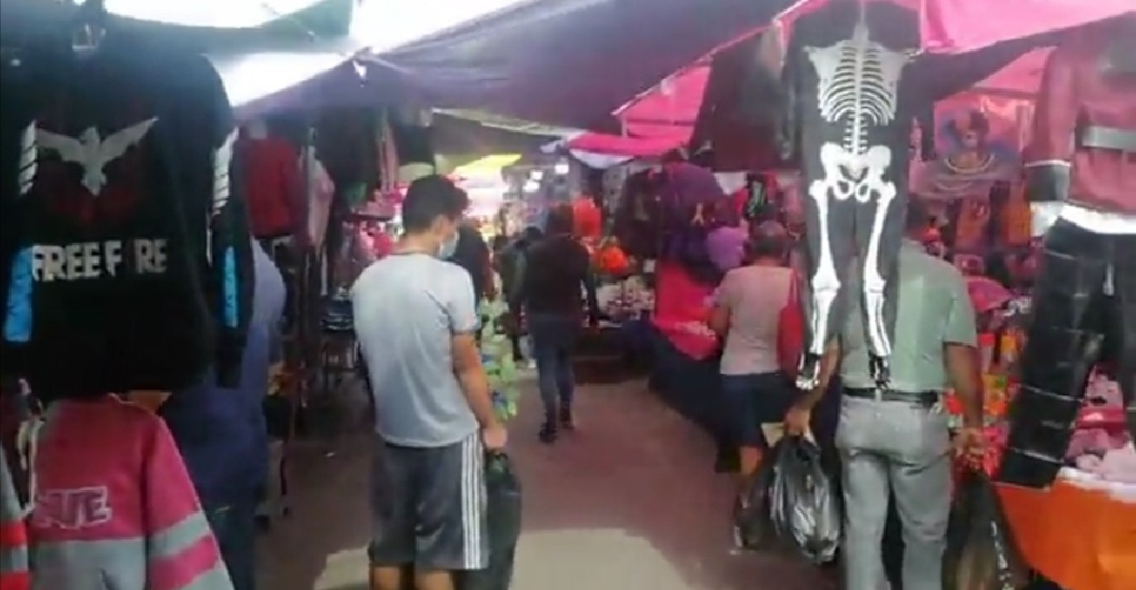 Se registra un mayor número de comerciantes ambulantes inicia desde Plaza Bicentenario. | Foto: Rafael de Santiago.