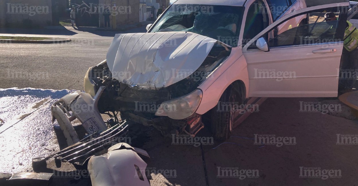 El vehículo terminó destrozado de la parte delantera. | Foto: Imagen de Zacatecas.