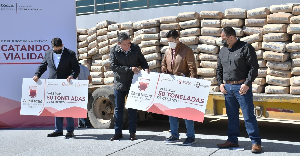 El gobernador David Monreal hizo la entrega de cemento para los municipios de Guadalupe y Zacatecas. | Foto: cortesía.