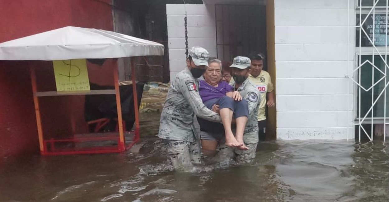 Elementos de la Guardia Nacional ayuda en la evacuación. | Foto: Cortesía.