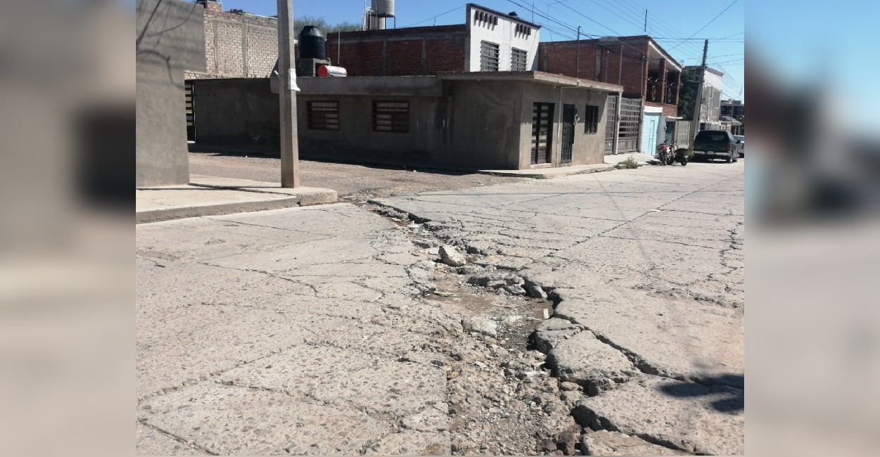 Hace años, vecinos dañaron el asfalto intentando hacer conexiones de agua potable. / Foto: Marcela Espino