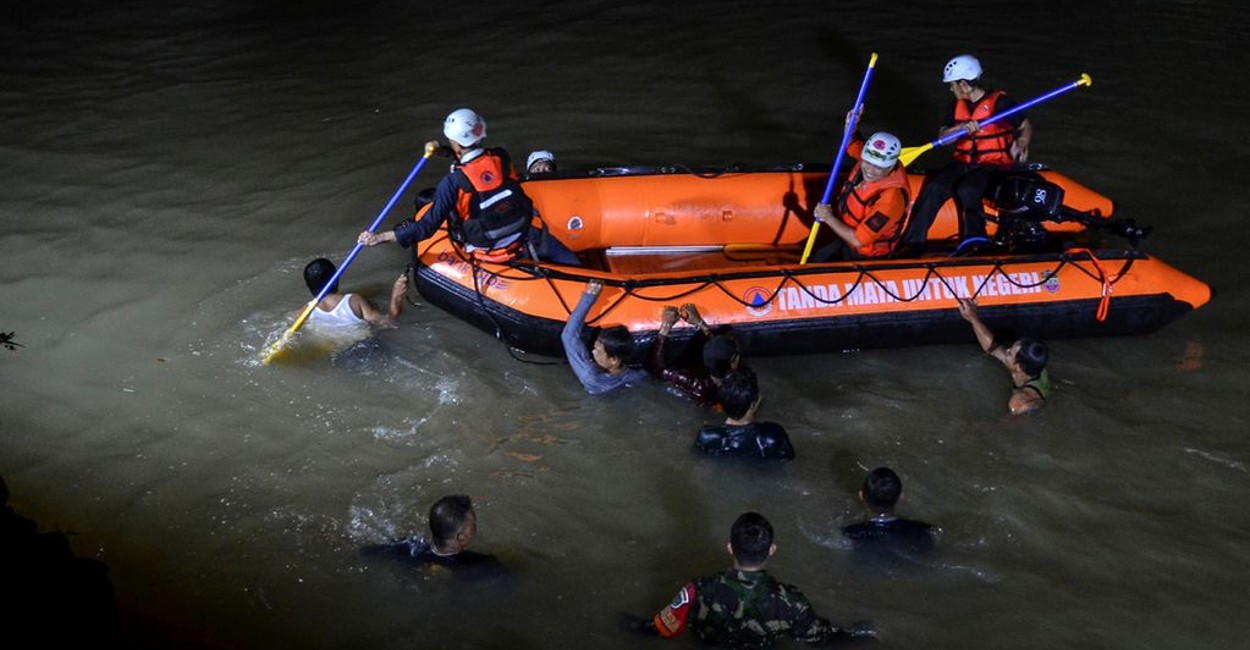 Solamente pudieron rescatar a 10 estudiantes. | Foto: AP.