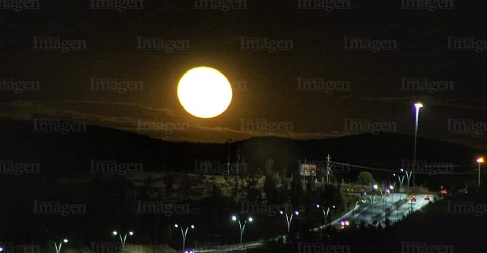 Reunimos fotos de la luna llena de este mes y de noviembre. | Foto: Carlos Montoya.