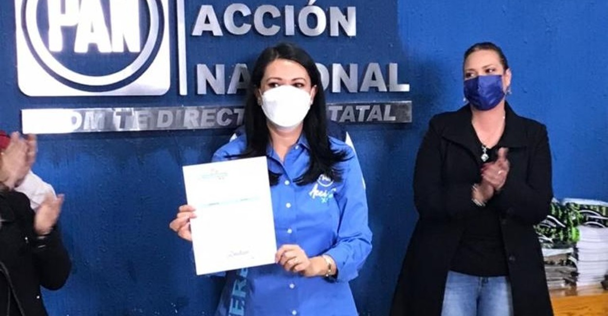 Tere López recibió la constancia que la acredita como aspirante a la Presidencia del Partido Acción Nacional en Zacatecas |Foto: Cortesía