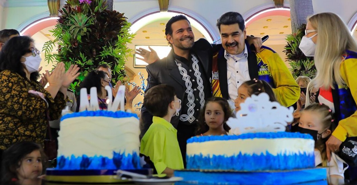 Pablo Montero le cantó Las Mañanitas al presidente venezolano por su cumpleaños 59. / Foto: Cortesía