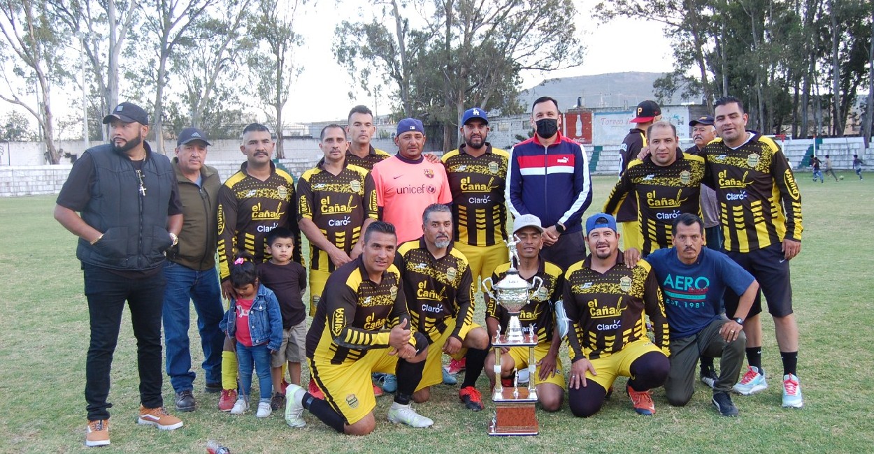 Vargas Duarte entregó el trofeo de campeón al equipo Deportes Carrillo. | Foto: cortesía.