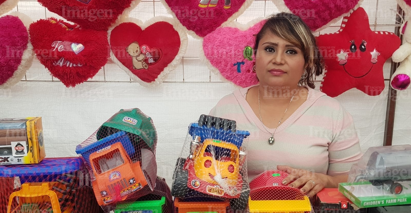 Esta mujer emprendedora tiene ya 15 años dedicada a vender juguetes en esta época. | Foto: Ángel Martínez.