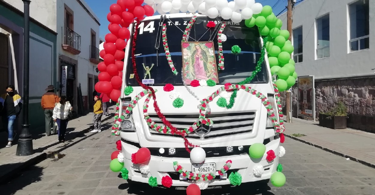 Choferes de camiones urbanos, de carga, tráileres y taxis adornaron sus unidades con las imágenes de la virgen. | Fotos: Rafael de Santiago.